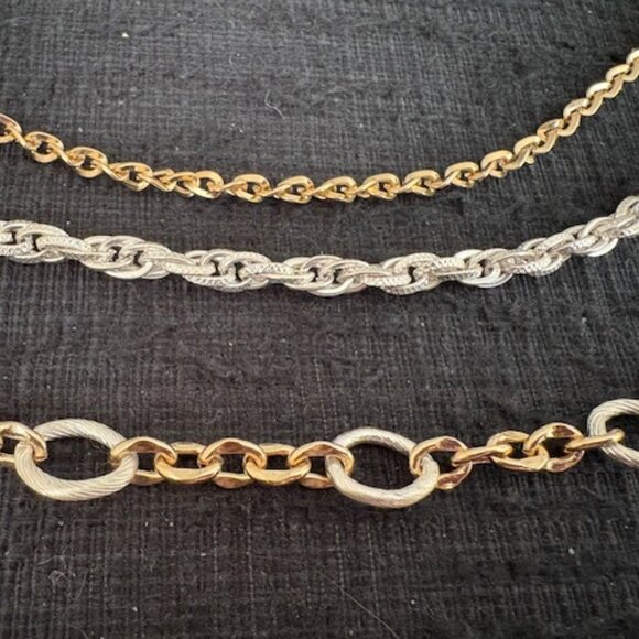 NEW FASHION GOLD & SILVER TRIPLE CHAIN 28" NECKLACE. EASY CLOSURE. - Picture 3 of 4